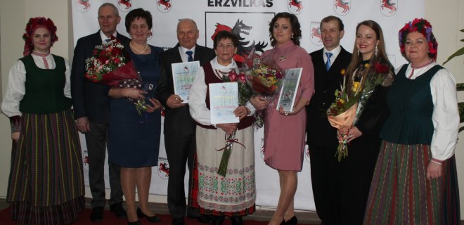 Ieva Šimkūnienė, Gintarė Stirbienė,solistė Patricija Gadliauskienė,seniūnas Gintaras Kasputis su lauretais.