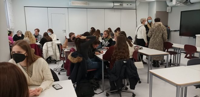 Mokiniai dirba grupėse. Kabinetas Ikaatinen mokyklos, atidarytos 2020 m.
