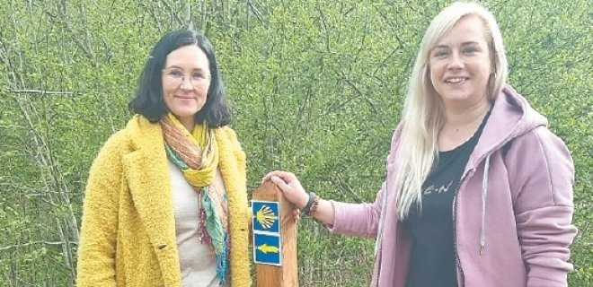 Seredžiaus seniūnė Rimantė Pavalkienė ir Jurbarko turizmo ir verslo centro l. e. direktorės pareigas Erika Stanaitienė geltonomis rodyklėmis ir kriauklėmis pradėjo žymėti Šv. Jokūbo kelią Seredžiaus seniūnijoje. / Jurbarko TVIC nuotr.