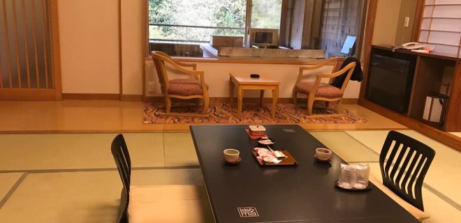 Ryokan (tradiciškai įrengto viešbučio) kambarys. Tatamio grindys, kėdės be kojų. Miegama ant grindų, pagalvės užpildytos pupelėmis.