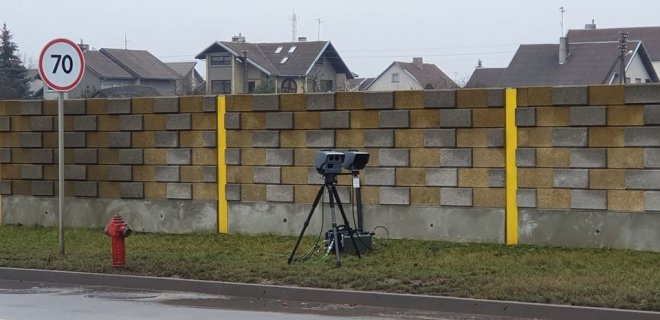 Marijampolės apskr. VPK Kelių policijos skyriaus pareigūnai jau prieš keletą metų pradėjo naudoti štai tokius tris naujuosius kilnojamus greičio matuoklius. Jais dirbama visoje aptarnaujamoje teritorijoje – tuo pačiu ir Jurbarko rajone. Lazerinės technologijos maždaug 300 metrų atstumu automatiškai fiksuoja ir automobilius, ir motociklus. Be to, šie matuokliai patys suformuoja protokolą. Elektroniniu arba paprastu paštu juos gaus visi greitį viršiję vairuotojai. / Marijampolės AVPK nuotr.