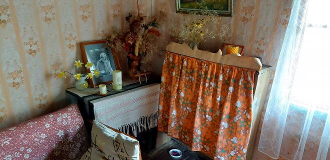Sodyboje tarsi sustojęs laikas. Išsaugoti visi Lidijos bei jos tėvelių daiktai: nuo drabužių iki indų, nuo vazelių iki žvakių. Viskas yra taip ir tose vietose, kaip buvo čia gyvenant Meškaičiams.