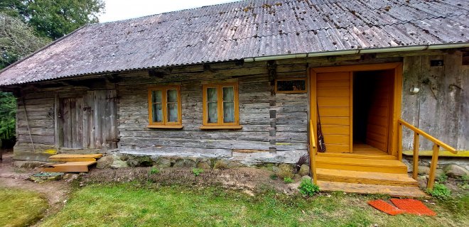 Štai kaip šiuo metu atrodo kelis šimtus metų skaičiuojanti L. Meškaitytės sodyba, stūksanti netoli Šventosios upelio.