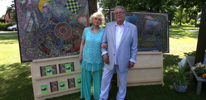 B. Fainšteinas su žmona Zita lankėsi Jurbarko rajono savivaldybės bibliotekoje, kur vyko jo autorinės parodos ir knygos pristatymas. / Aleno Fainšteino nuotr.