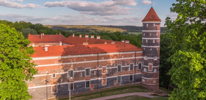 Pasitelkiant tradicinę technologiją, buvo atkurtas pilies išorinių fasadų tamsiai pilkos spalvos su baltais dekoratyviniais elementais tinkas –  pirmas ir bene matomiausias tvarumo pavyzdys pilyje. / Manto Golubevo nuotr.