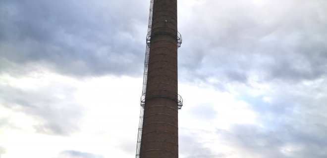84 m aukščio Statybinių medžiagų kombinato katilinės kaminas – iki šiol aukščiausias Jurbarko statinys. / R. Vasiliauskienės nuotr.