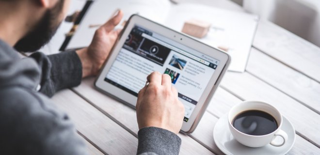 Oficialios ir patvirtintos informacijos priemonės dažnai atnaujina turinį, o kiti kanalai ar grupės, skleidžiančios dezinformaciją, remiasi tomis pačiomis sąmokslo teorijomis, mitais. / freepik.com nuotr.