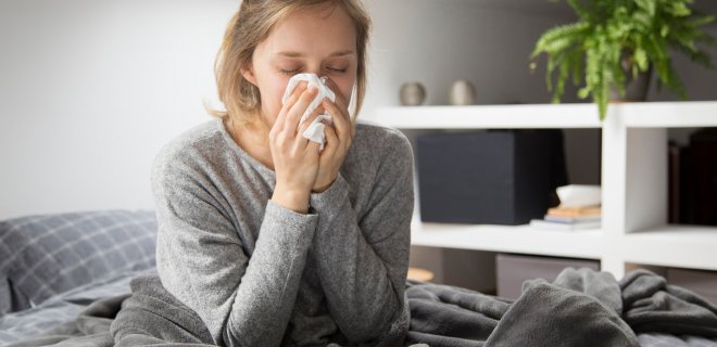 Dažniausiai koronaviruso infekcija pasireiškia karščiavimu, kosuliu, pasunkėjusiu kvėpavimu ar dusuliu, nuovargiu, raumenų skausmais, skonio ar kvapo praradimu, gerklės skausmu, sloga, pykinimu, vėmimu ar viduriavimu. / freepik.com nuotr.