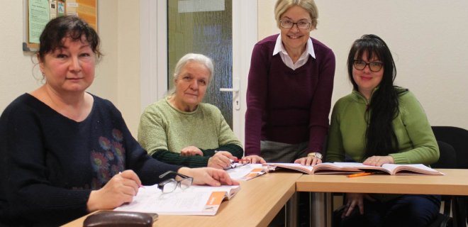 Danutė ir mokinės. Nuotraukoje: (iš kairės) Marina, Natalija, Danutė, Oksana.