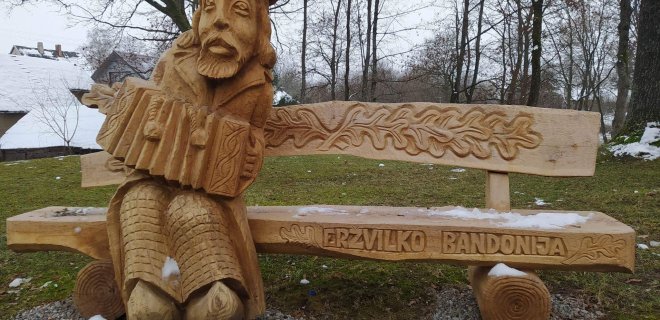Žymioji „Eržvilko bandonija“ pagerbta jai skirtu suoleliu, kurį taip pat sukūrė tautodailininkas Juozas Videika. Suolelis pastatytas prie lauko bibliotekėlės greta ten jau stovėjusio  kraštiečio Vytauto Martinkaus suolelio. / G. Kaspučio nuotr.
