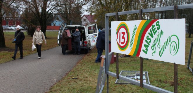 Ketvirtadienio popietę skvere vyksta paruošiamieji darbai.  Sausio 13-ajai atminti renginio dekoracijas pagamino ir sumontavo Jurbarko kultūros centro darbuotojai.
