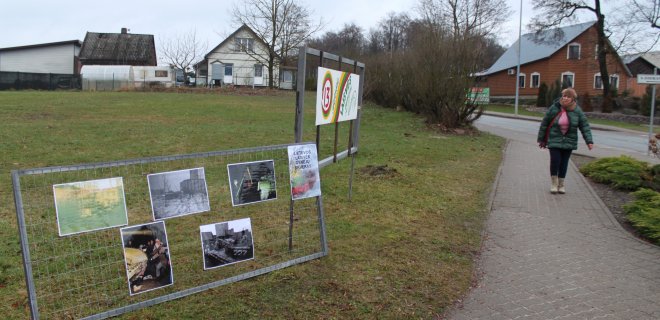 Ketvirtadienio popietę skvere vyksta paruošiamieji darbai.  Sausio 13-ajai atminti renginio dekoracijas pagamino ir sumontavo Jurbarko kultūros centro darbuotojai.