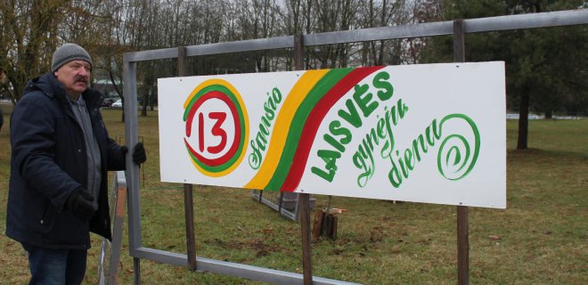 Ketvirtadienio popietę skvere vyksta paruošiamieji darbai.  Sausio 13-ajai atminti renginio dekoracijas pagamino ir sumontavo Jurbarko kultūros centro darbuotojai.