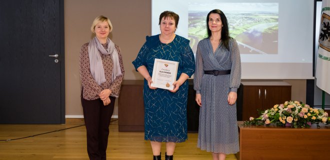 Po apdovanojimo. Iš kairės: Lietuvos sveikatos mokslų universiteto (LSMU) dekanė prof. dr. Ida Liseckienė,  visuomenės sveikatos priežiūros specialistė Vilija Veverskienė, atliekanti visuomenės sveikatos priežiūrą ugdymo įstaigose (Veliuonos A. ir J. Juškų gimnazijoje, Seredžiaus S. Šimkaus mokykloje-daugiafunkciame centre ir Klausučių S. Santvaro pagrindinėje mokykloje), Savivaldybių visuomenės sveikatos biurų asociacijos pirmininkė ir Klaipėdos miesto visuomenės sveikatos biuro vadovė doc. dr. Jūratė Grubliauskienė.