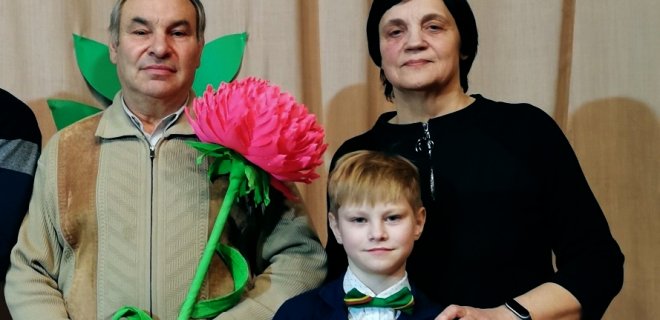 Stanislovą Marcinkų pasveikino ir Juodaičių seniūnė Alvina Bunikienė, ir vaikai su anūkais. / Organizatorių nuotr.