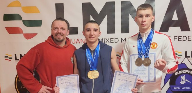 Treneris Mindaugas Smirnovas su Pavelu Majausku ir Eidvinu Vaitkumi / Sporto klubo „Pantera“ nuotr.