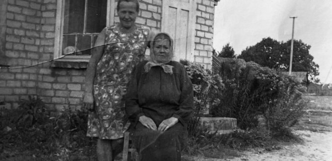 Bronelė su savo mama Marijona Čiužiene apie 1975 m.