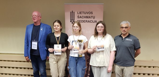 Jurbarkietė Medeina (pirmė iš dešinės)