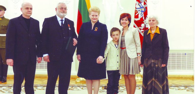Gunteris Topferis (antras iš kairės) su vaiko, kuriam suteikė visakeriopą pagalbą, šeima ir jurbarkiete Danguole Kutkevičiene (pirma iš dešinės) valstybės apdovanojimo įteikimo ceremonijoje Prezidentūroje 2014 m. vasario 16 dieną. / R. Dačkaus nuotr.