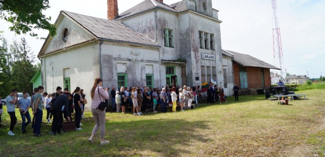 Rugsėjo 28-ąją vykusio Jurbarko rajono savivaldybės tarybos posėdžio metu rajone įsteigtas naujas muziejus – Istorinės atminties centras Lybiškiuose, buvusioje Varlaukio geležinkelio stotyje, apie kurį jau nuo 2014 metų kalbėjo ir jo įsteigimo siekė Lybiškių kaimo bendruomenė. Nedaug trūko, kad tarp priimtų tarybos sprendimų būtų tekę veltui ieškoti tai įvardijančio dokumento pavadinimo, mat iš pradžių centrą įsteigti siūlyta tiesiog pakeitus Jurbarko krašto muziejaus nuostatus. Beje, lygiai taip pat, pakeitus muziejaus nuostatus, slapta nuo visuomenės, 2022 metų pabaigoje pakeistas buvusios Petro Cvirkos memorialinės sodybos, eančios Klangių kaime, pavadinimas į Klangių etnografinę sodybą. Norom nenorom kyla abejonė, kodėl savivaldybės tarybos sprendimuose taip vengiama aiškiai įvardinti su istorine atmintimi susijusius klausimus.