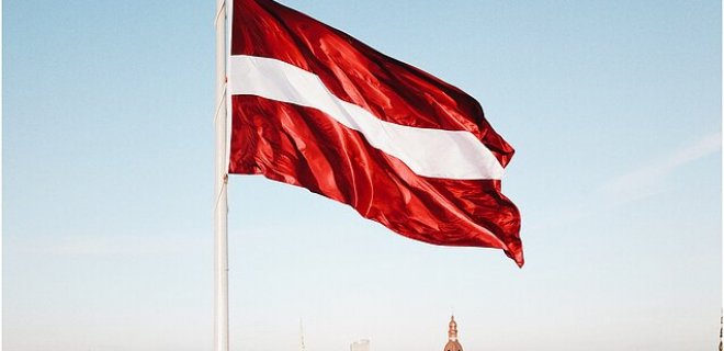 Latvijos vėliava / Kaspars Upmanis/Unsplash.com nuotr.