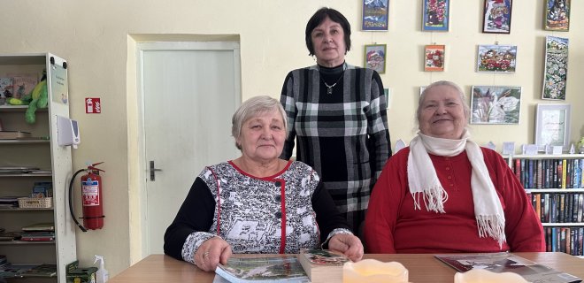J. Kucinienė, bibliotekininkė V. Petrauskienė, M. Urbutienė / „Mūsų laiko“ nuotr.