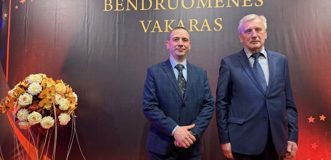 Už ilgametį darbą pagal verslo liudijimą adovanoti laikrodininkas Klemensas Aleksa (dešinėje) ir batsiuvys Remigijus Stainys.