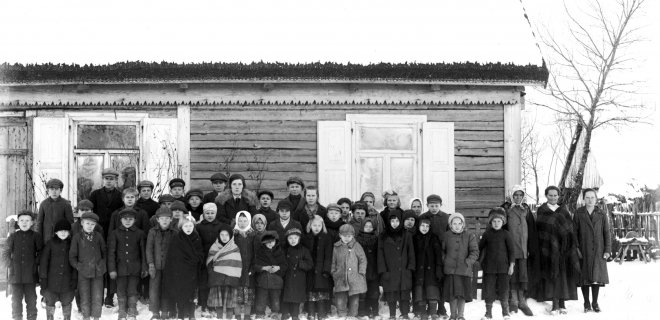 Mokiniai su mokytojais prie mokyklos. Veliuona, 1920–1940 / Fot. A. Mickus Veliuonos krašto istorijos muziejaus archyvo nuotr.