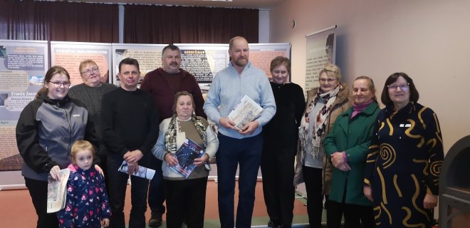 Miglė Majauskė su dukra Daniele, Danutė Buivydienė, Vytautas Šimanskis, Ernestas Leskauskas, Anna Šimkus, Rimvydas ir Lina Čepkauskai, Stasė Jakutavičienė, Danutė Šimeliūnienė, bibliotekininkė Aldona Kemzūrienė. / „Mūsų laiko“ nuotr.