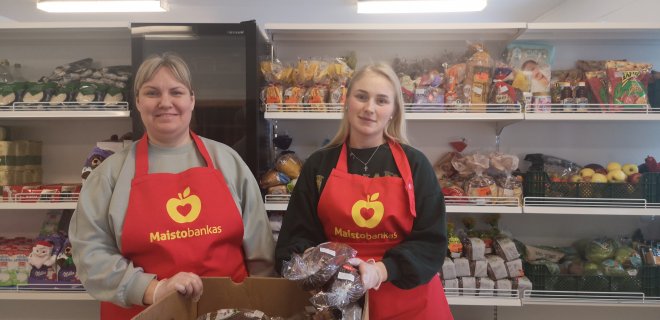 „Maisto banko“ savanorė Lina ir Jurbarko koordinatorė Viktorija / „Mūsų laiko“ nuotr.