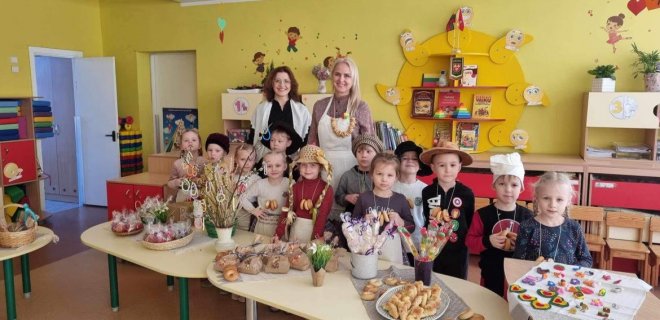 „Saulės zuikučių“ grupė su auklėtojomis