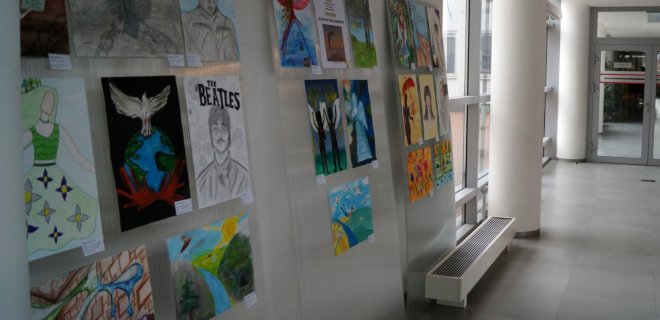 Dailės olimpiados dalyvių paroda / Jurbarko rajono savivaldybės viešosios bibliotekos nuotr.