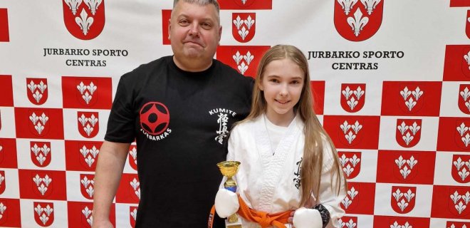 Čempione tapusi Liepa Butkutė kartu su treneriu A. Enčeriu. / Sporto klubo „Kumite“ nuotr.