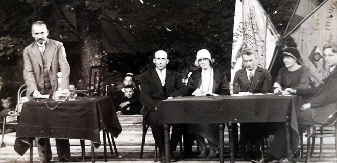 „Pavasario“ draugijos šventė Jurbarke apie 1930 m. Kalba prof. P. Dovydaitis / A. Puidokaitės archyvo nuotr.