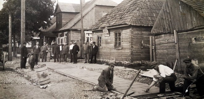 Klojamas grindinys Vokiečių gatvėje (dab. K. Donelaičio) / A. Puidokaitės archyvo nuotr.