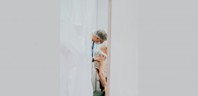 Skatinamas suvokimas, kad skiepydamasis žmogus apsaugo ne tik save, bet ir savo artimuosius bei kitus žmones. / Unsplash.com nuotr.