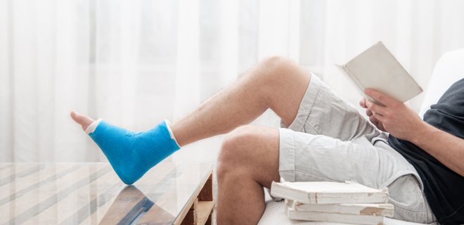 Ištikus traumai, išskyrus nudegimą, tinkamiausia priemonė – imobilizacija. / freepik.com nuotr.