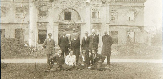 Prie Vasilčikovo rūmų griuvėsių. Apie  1923 m. / Jurbarko krašto muziejaus nuotr.