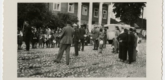 Susibūrimas Jurbarke XX a. 3–4 deš. Aut. V. Uždavinys / Šiaulių „Aušros“ muziejaus nuotr.
