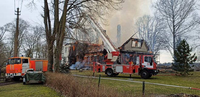 Gaisras, kilęs praėjusių metų kovą. Ugnis nuniokojo vieną gražiausių miestelio pastatų. / Jurbarko PGT nuotr.
