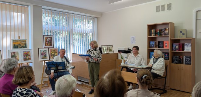 Penktadienio popietę Smalininkų bibliotekoje Stanislavą Visockienę kalbino bibliotekininkė Virginija Jurevičienė (antra iš dešinės), jos eiles skaitė Nijolė Aleksienė, o dainas atliko Artūras Maurius.