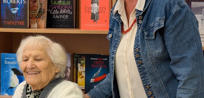Pasidžiaugti buvusios bendradarbės paroda atėjo ir „Violetos galerijos“ savininkė, taip pat buvusi mokytoja Violeta Schuetz.