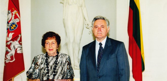 Prezidentas Valdas Admakus įteikė Birutei Pūkelevičiūtei LDK Gedimino 5-ojo laipsnio Ordiną.