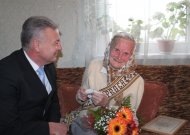 Jubiliatę sveikina rajono meras Ričardas Juška