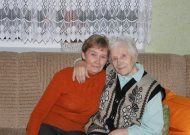 Ponia Stanislova, svetingai atvėrusi savo namų duris, sutiko pasidalinti prisiminimais apie savo gražų, prasmingą ir ilgą gyvenimą. Tai padaryti jai padėjo po tuo pačiu stogu daugiau nei 50 metų kartu gyvenanti marti - taip pat Stasė.