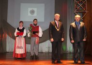 Ūkininkui Stanislovui Marcinkui (pirmas iš dešinės) įteiktas Jurbarko r. savivaldybės ženklas "Už nuopelnus Jurbarko kraštui".