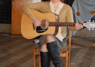 Jurgita Užkuraitienė savo kūrybos dainomis papuošė Klausučių kultūros centre vykusią muzikinę-literatūrinę popietę.