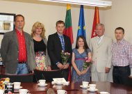 Šiandien Antano Giedraičio–Giedriaus gimnazistai iš egzaminų surinkę keturis ir tris šimtukus – Sandra Stiklioriūtė bei Edgaras Simanavičius buvo pasveikinti Jurbarko savivaldybės mero Ričardo Juškos.