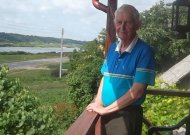 Lituanistas Stasys Liutvinavičius savo namo balkone. ,,Čia galima visad grožėtis Nemuno nepailstančia tėkme“.