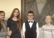 Centre konkurso dalyviai Milda Saulina Videikaitė (antra iš kairės)  ir Povilas Samuilis su juos palaikančiais draugai.